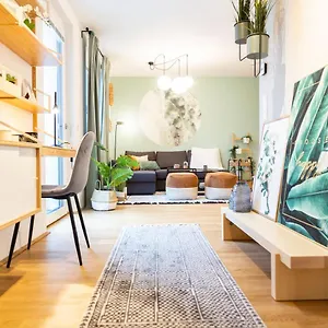 & Cozy - 15 Min To Center Apartment