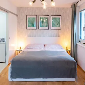 & Cozy - 15 Min To Center Apartment
