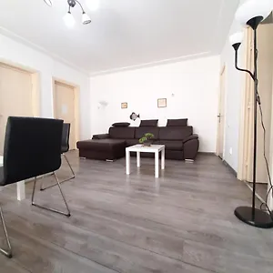 https://four-rooms-apartment-central.bucharesthotelsnow.com
